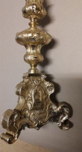 Candelliere in rame argentato di lavorazione raffinata base a tripode Epoca XVIII° sec. H cm. 55circa